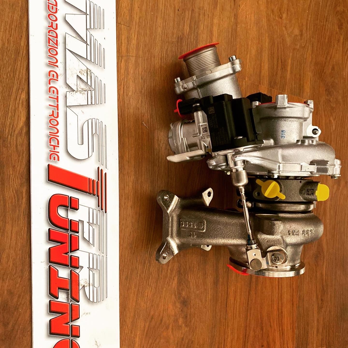 Turbocompressore IS38 per Audi S1 visto dall'altro lato, con collettore e attuatore elettrico