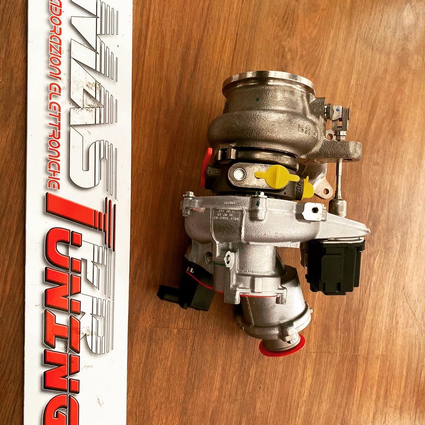Turbocompressore IS38 per Audi S1 con attuatore elettrico, accanto alla targa MasterTuning