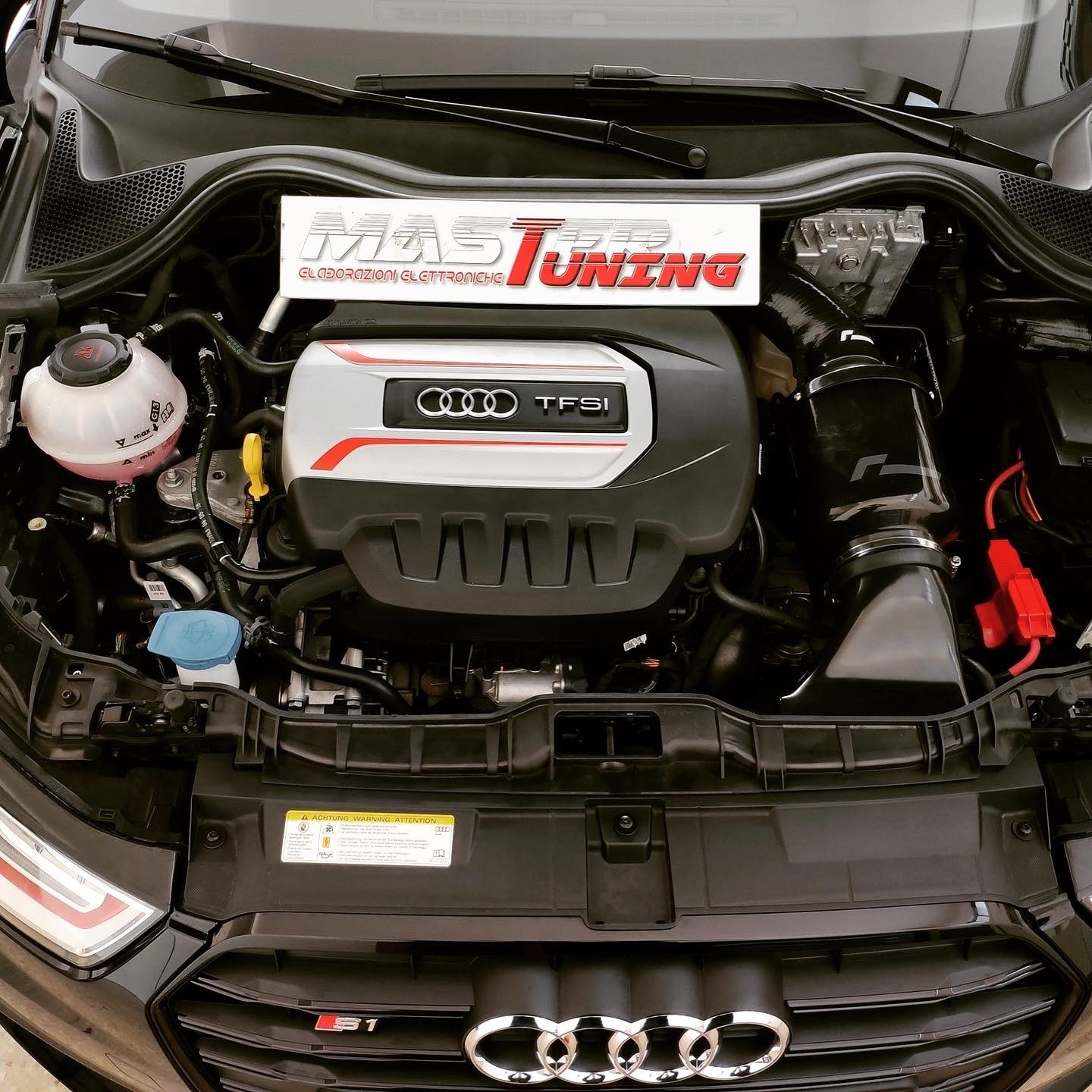 Vano motore dell'Audi S1 con coperchio TFSI e presa d'aria aftermarket nera