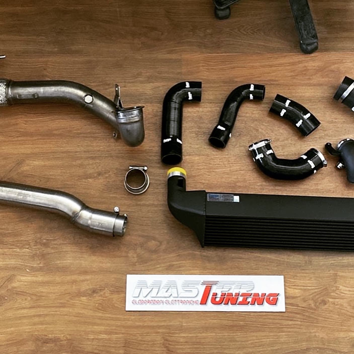 Kit Stage 3 per Audi S1: intercooler maggiorato nero, manicotti in silicone e downpipe
